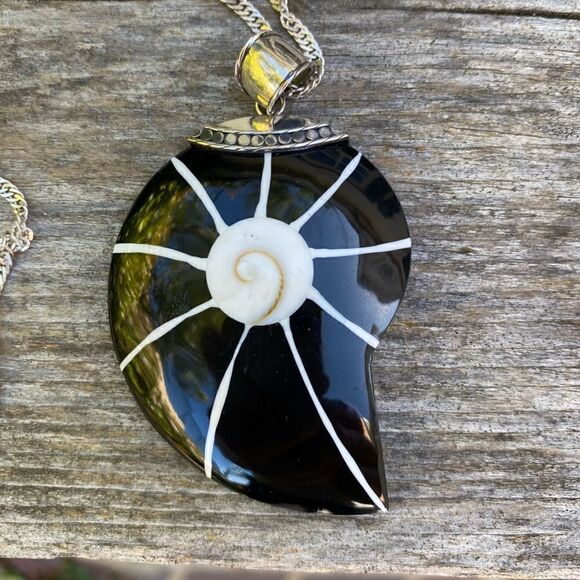 Plastic Nautilus Shell Pendant w/Sterling Silver Hardware on a 925 Chain. EUC! - Picture 1 of 5